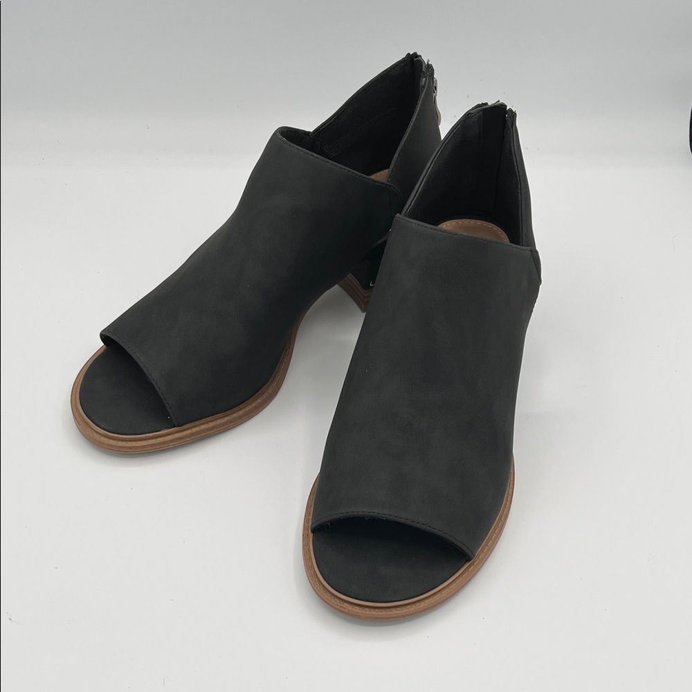 Maurices Womens Shoes 9M Black w/Tan Heels Stud Details on Heels Open Toe Clean